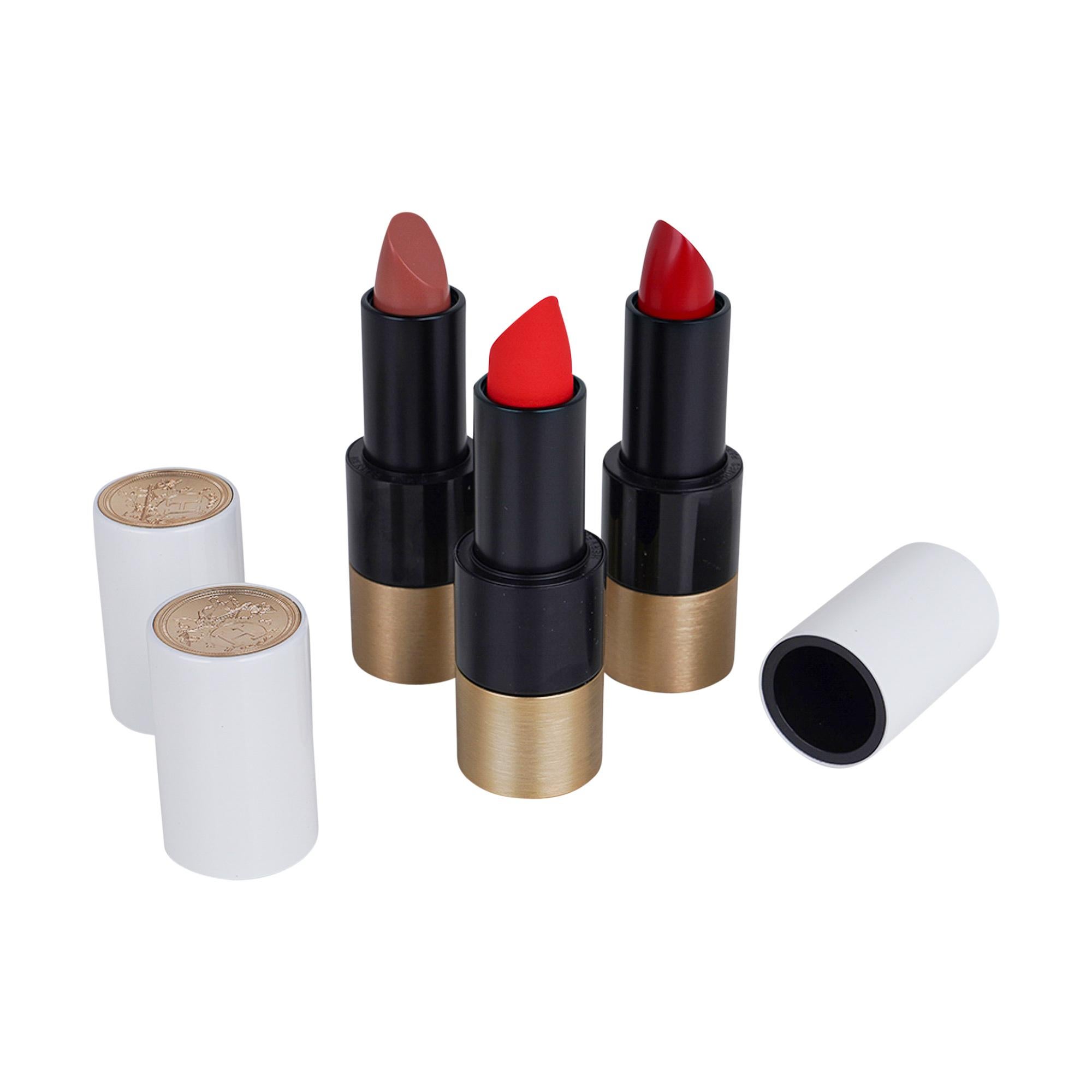 Mightychic offers a Rouge Hermes Piano 24 set brings 10 matte finishes and 14 satin finishes in a range of colours to set any mood in the coming year.
Refillable lacquered, polished with metal accent lipstick holders designed by Pierre Hardy have a