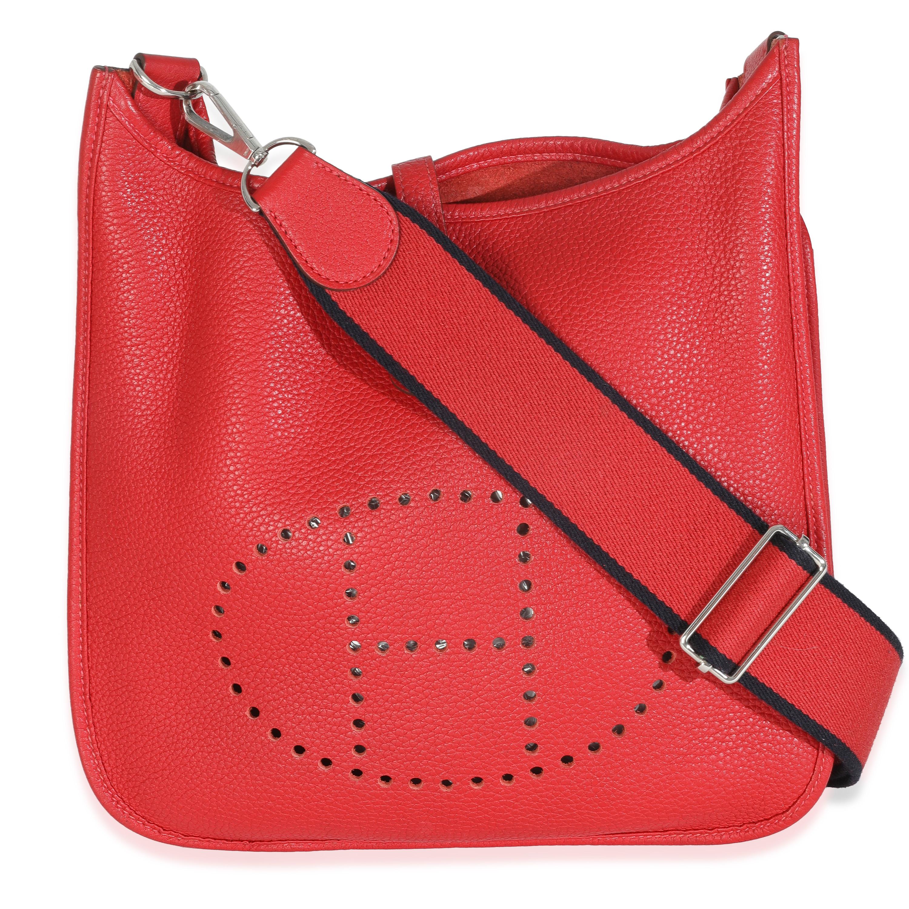 Listing Title : Hermès Rouge Casaque Clemence Evelyne PM PHW
SKU : 147555
Condit : Usagé 
Condit : Conçu en 1978 par Evelyne Bertrand, le sac à bandoulière Evelyne d'Hermès se distingue par son logo H perforé sur le devant. Cet accessoire a été créé