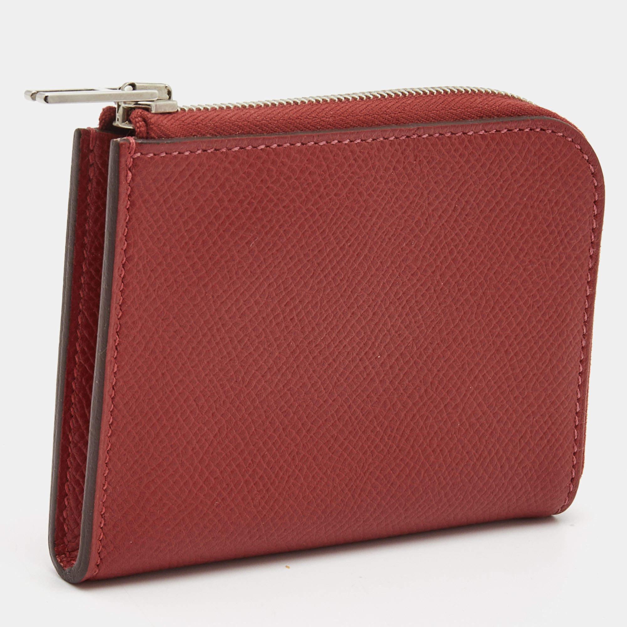 This Hermes wallet is a luxurious accessory that will prove to be super functional. It is made using durable materials on the exterior and unveils a well-organized interior.

