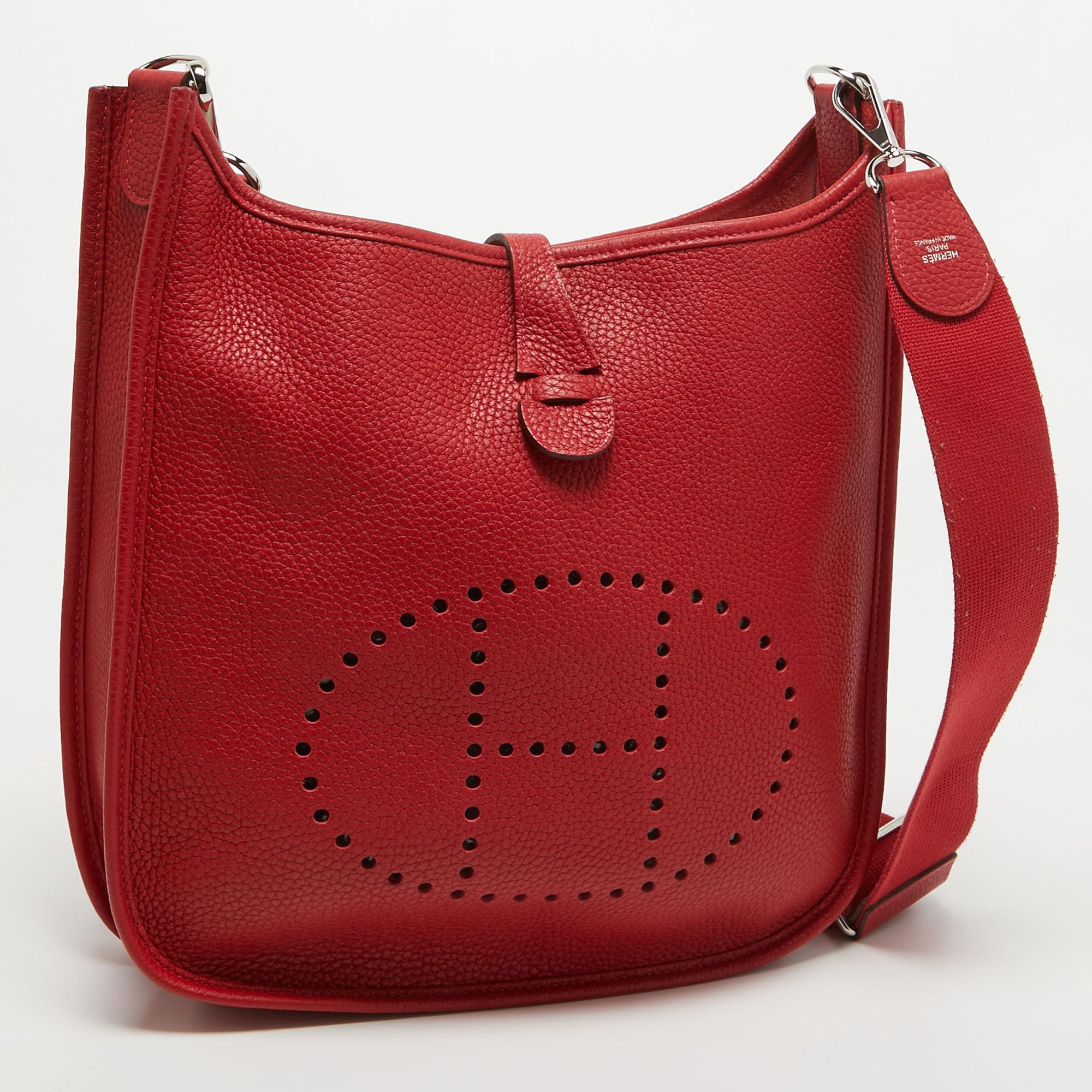 Die Tradition des Modehauses, gepaart mit modernem Design, macht diese Hermes Evelyne III PM zu einer einzigartigen Tasche. Es ist ein fabelhaftes Accessoire für den täglichen Gebrauch.

