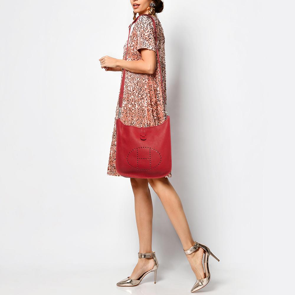 Hermès Rouge Casaque Taurillon Clemence Leather Evelyne III PM Bag In Excellent Condition For Sale In Dubai, Al Qouz 2