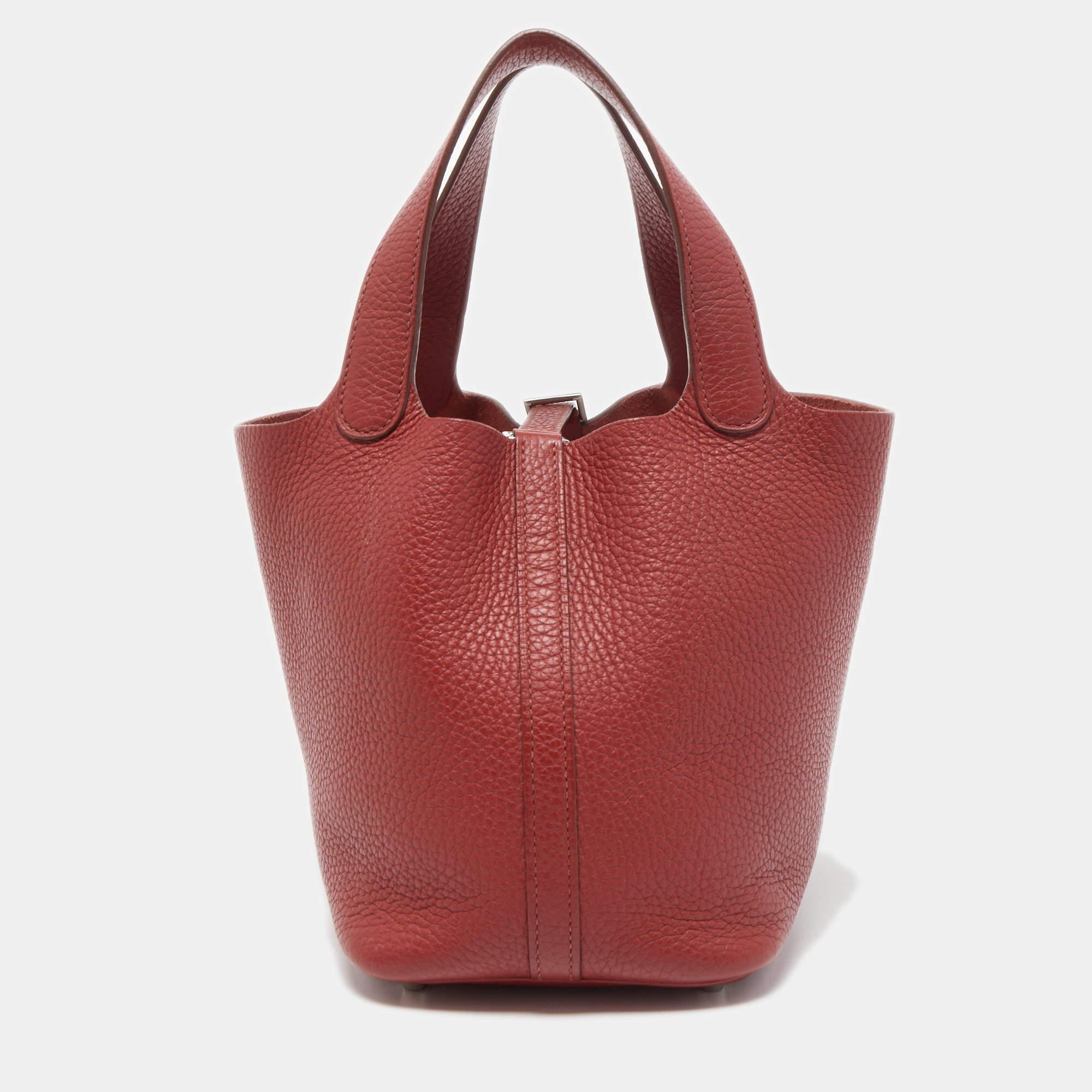Wonderfully crafted from Rouge Garance leather, this Hermes Picotin Lock 18 is a creation for those who love a blend of luxury and style. It comes in a grand color, and it sits in a bucket-like shape with two handles and a well-sized interior. Armed