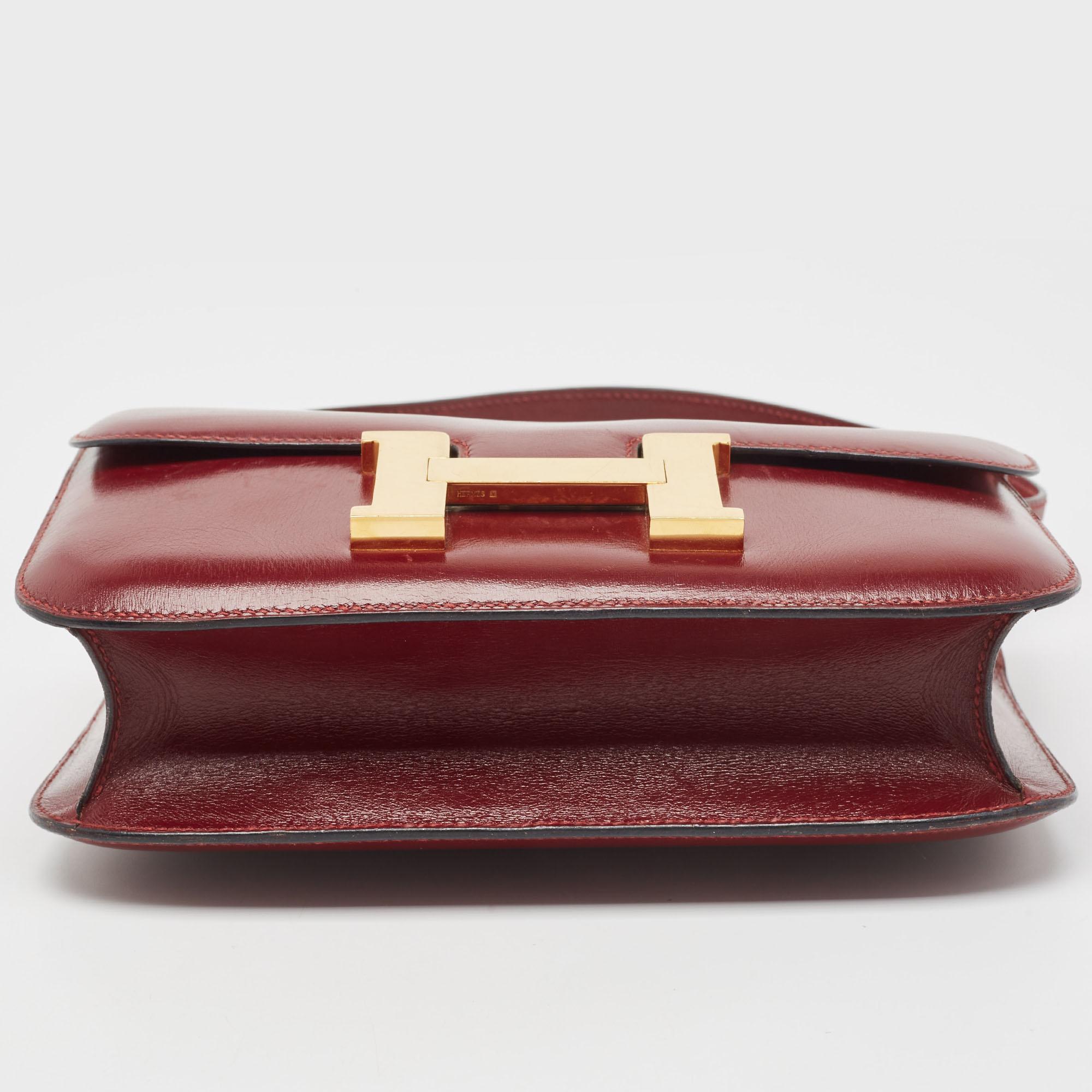 This Hermes Constance 24 is crafted using Box Calf leather and features the iconic H clasp on the front flap. The shoulder strap lets you carry it gracefully, and the fine finish of the sturdy silhouette projects a luxe look. Get this covetable