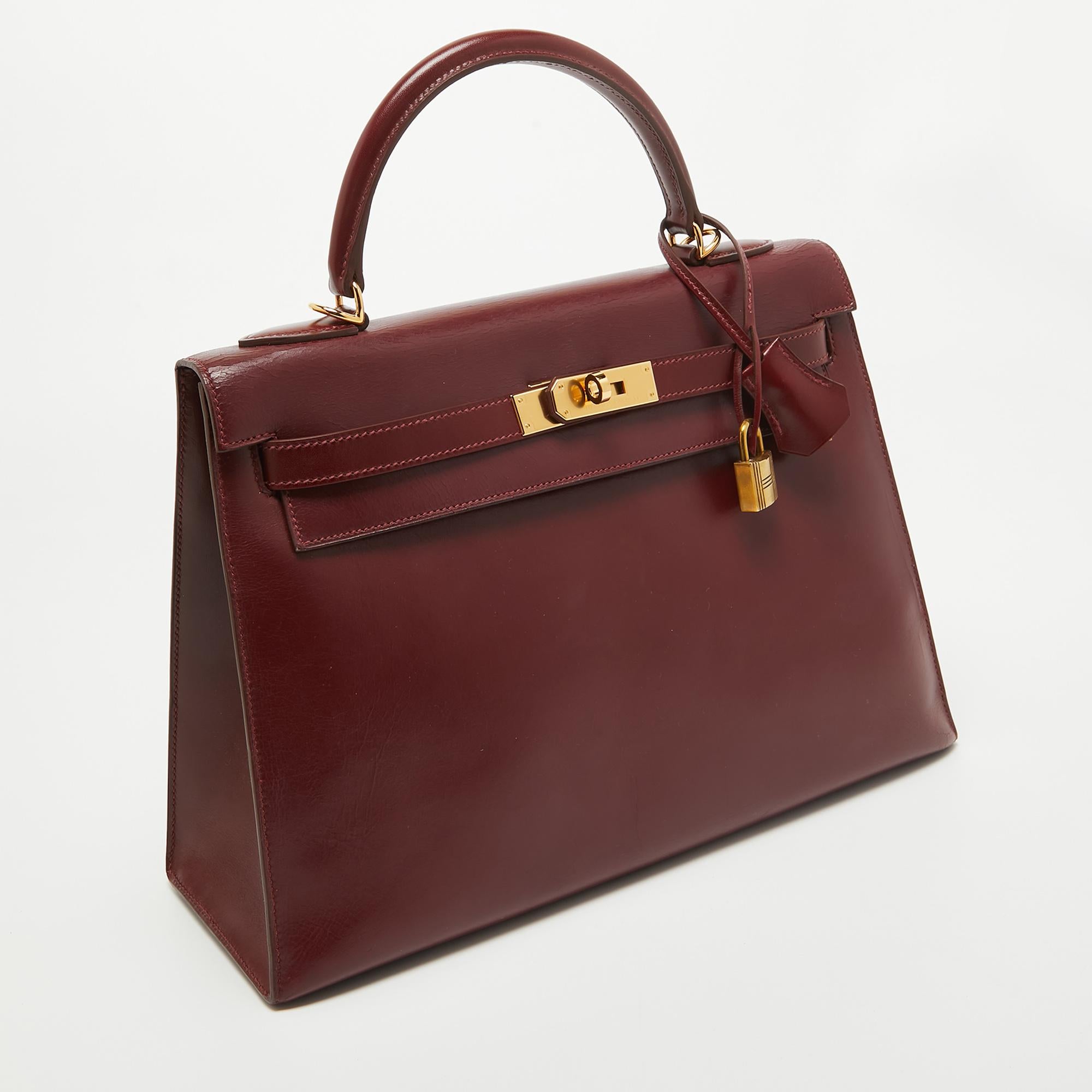 When it comes to beautiful bags, there are hardly any that can come close to the Hermès Kelly. It is a creation filled with beauty, utility, and value. We have here the Kelly Sellier 32 in gold-finished hardware. Carefully hand-stitched to