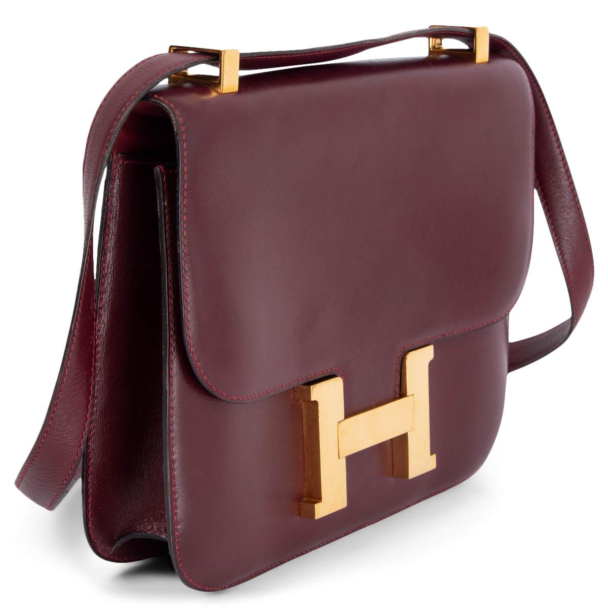 100% authentic Hermès Constance 23 shoulder bag in Rouge H Veau Box leather featuring gold-plated hardware. Vintage from 1976. Lined in burgundy lambskin with one zipper pocket against the back and one open pocket against the front. Has been carried