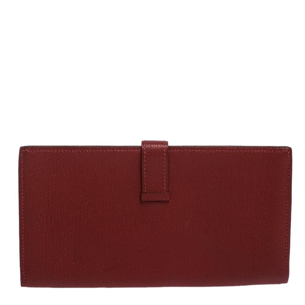 Luxuriously crafted by the experts at Hermes, this stunning Bearn Gusset wallet is a must have accessory for the luxury fashion lovers. Crafted in leather, this wallet carries an elegant appeal and a sleek silhouette. It features a gold-tone H on