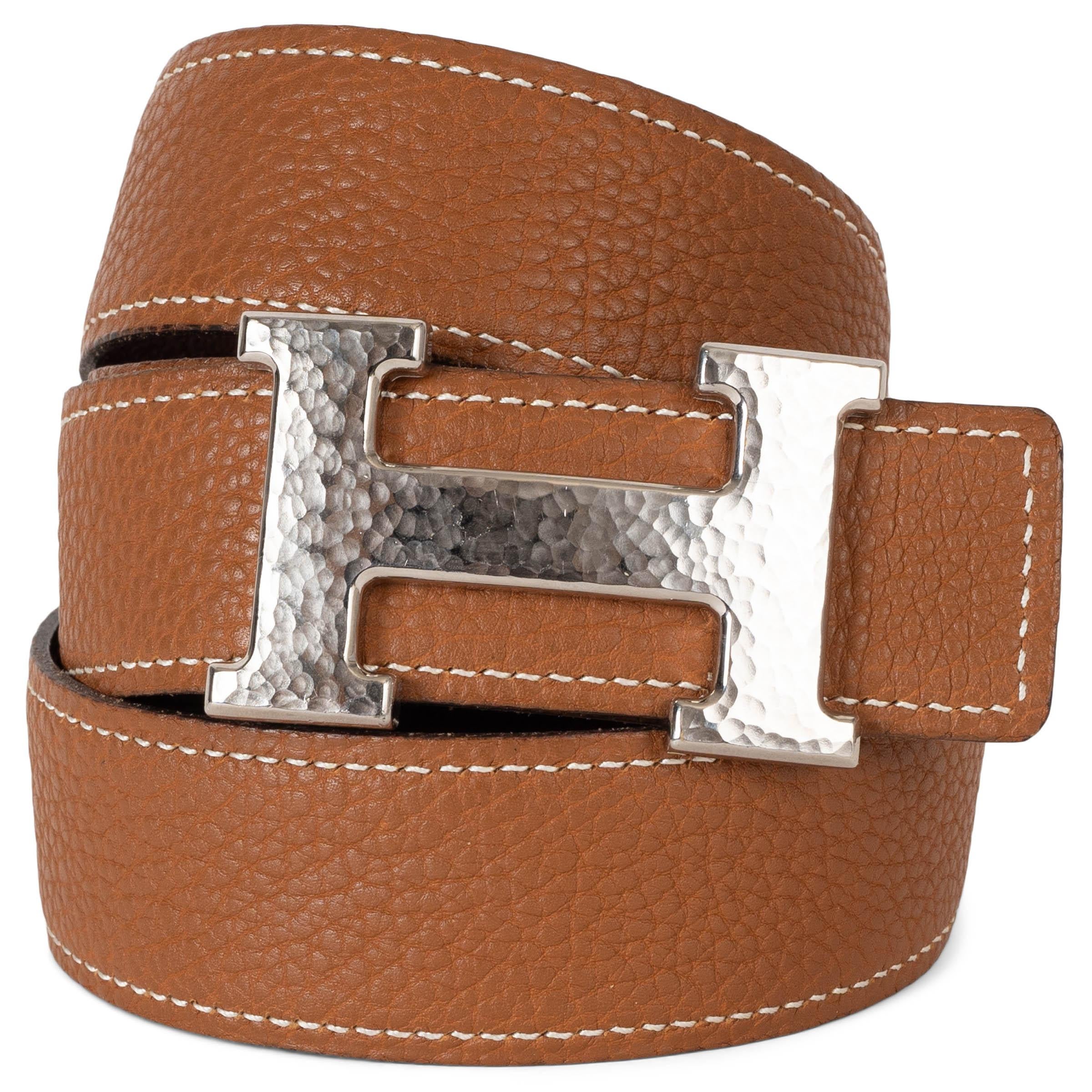 Este cinturón reversible Hermès 100% auténtico de 32 mm en piel Rouge H Veau Epsom y piel Gold Veau Togo ofrece una elegancia versátil. Con una hebilla Martelee en paladio H, cambia sin esfuerzo entre dos colores clásicos, lo que la convierte en un