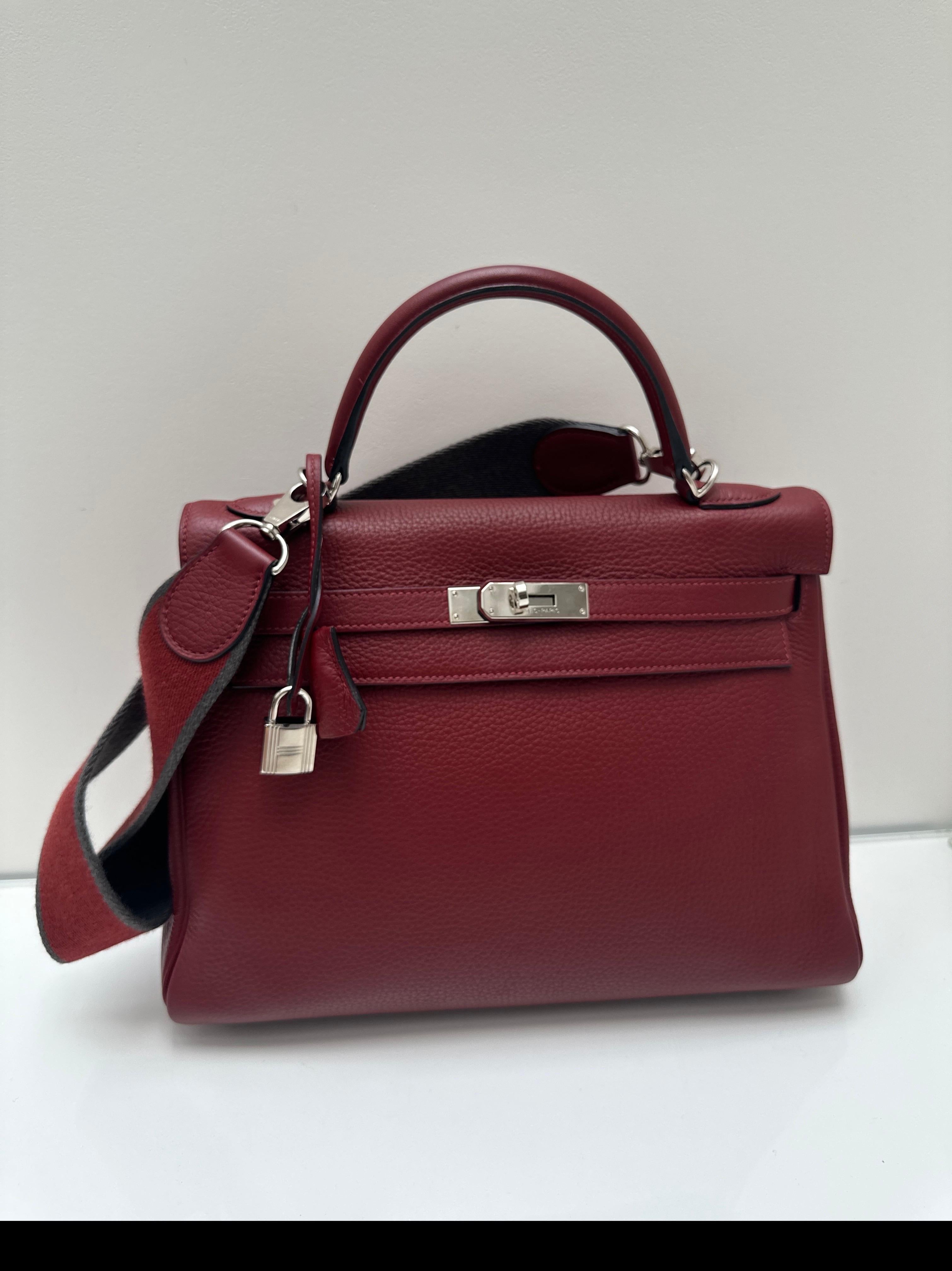 Bolso Hermes Rouge H Kelly 32. Excelente estado. El color más buscado. Correa única. Piel de togo color burdeos con herrajes plateados. Interior limpio. Incluye clochette, candado, llaves y bolsa guardapolvo. Autenticidad garantizada. No se lo