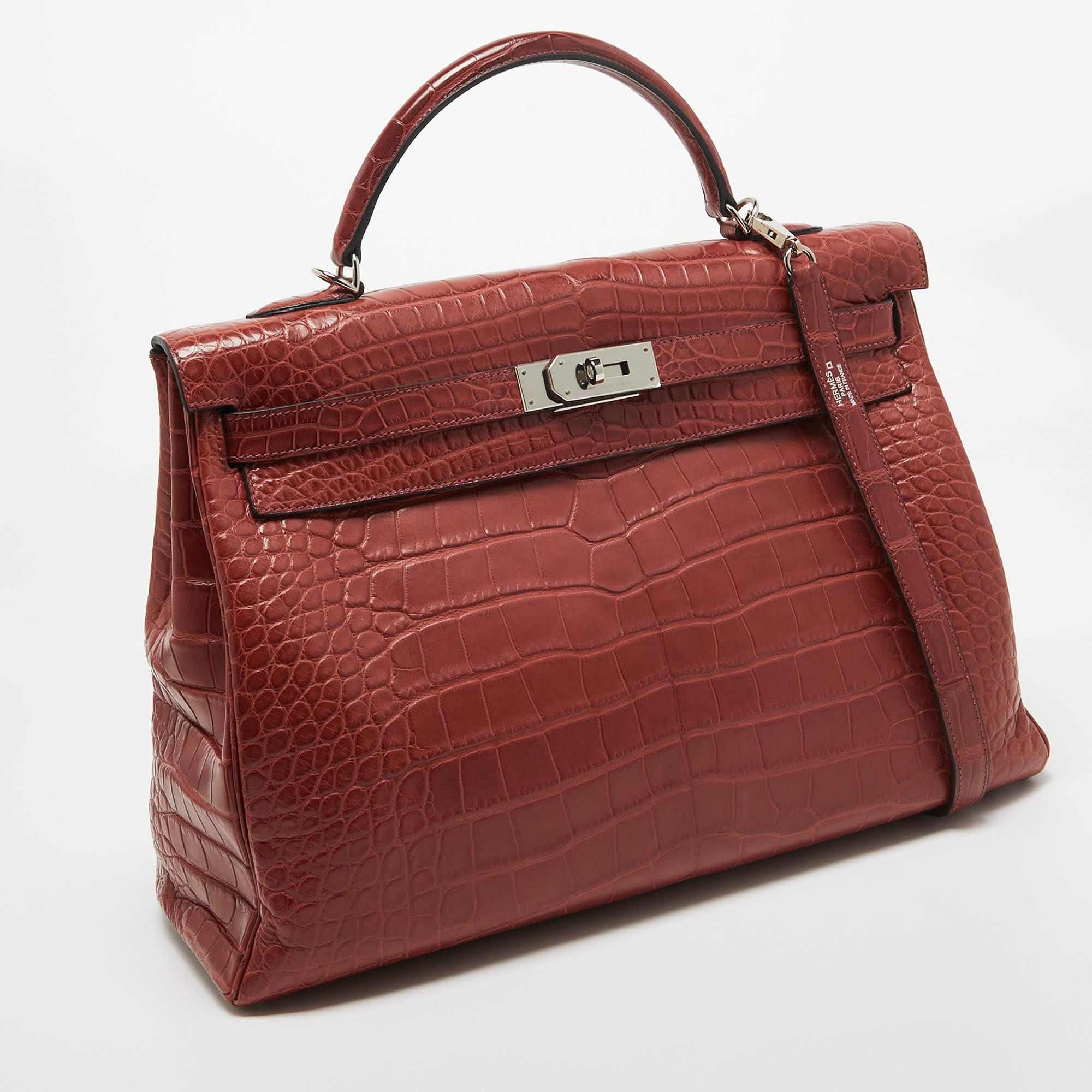 When it comes to beautiful bags, there are hardly any that can come close to the Hermès Kelly. It is a creation filled with beauty, utility, and value. We have here the Kelly Retourne 40 in palladium-finished hardware. Carefully hand-stitched to