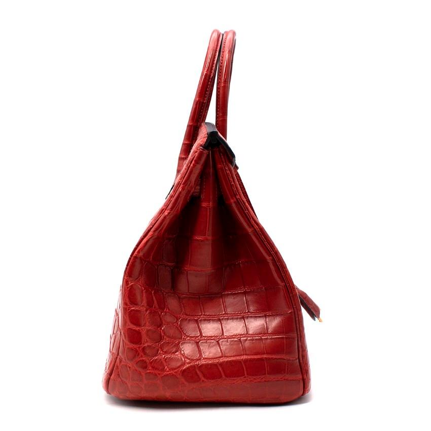  Hermes Rouge H Matte Niloticus Crocodile Borsa Birkin 35 H. H.
 

 Età: 2013 [Q]
 

 - Borsa birkin in coccodrillo Niloticus opaco di colore rosso
 - Hardware placcato oro
 - Due maniglie superiori arrotolate
 - Chiusura twist-lock firmata
 - Tasca