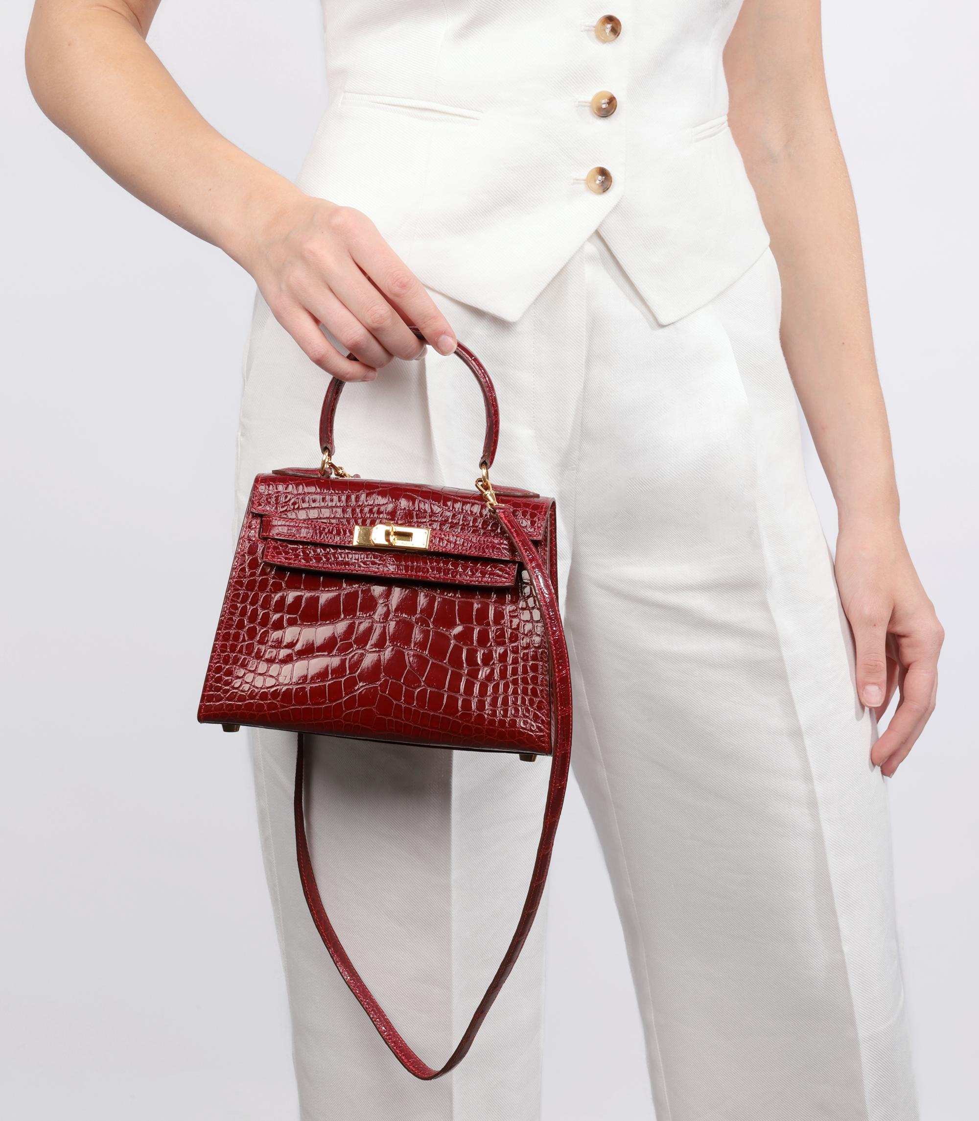 Hermès Rouge H Piel de Aligátor Brillante Kelly Vintage 20cm

Detalles del producto
Xupes Ref: JJLG129
Marca: Hermès
Model No: Kelly 20cm
Tipo: Asa superior, hombro
Número de serie: (U)
Edad: 1991
Acompañado de: bolsa guardapolvo Hermès, caja,