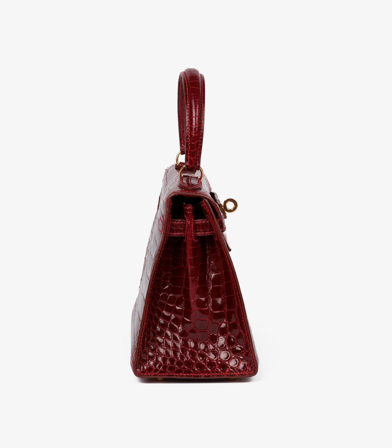 Hermès Rouge H Glänzendes Porosus Krokodilleder Vintage Kelly 20cm

Details zum Produkt
Xupes Ref: JJLG146
Marke: Hermès
Modell: Kelly 20cm
Typ: Henkel oben, Schulter
Laufende Nummer: [B]
Alter: 1998
Begleitet von: Hermès Staubbeutel, Box,