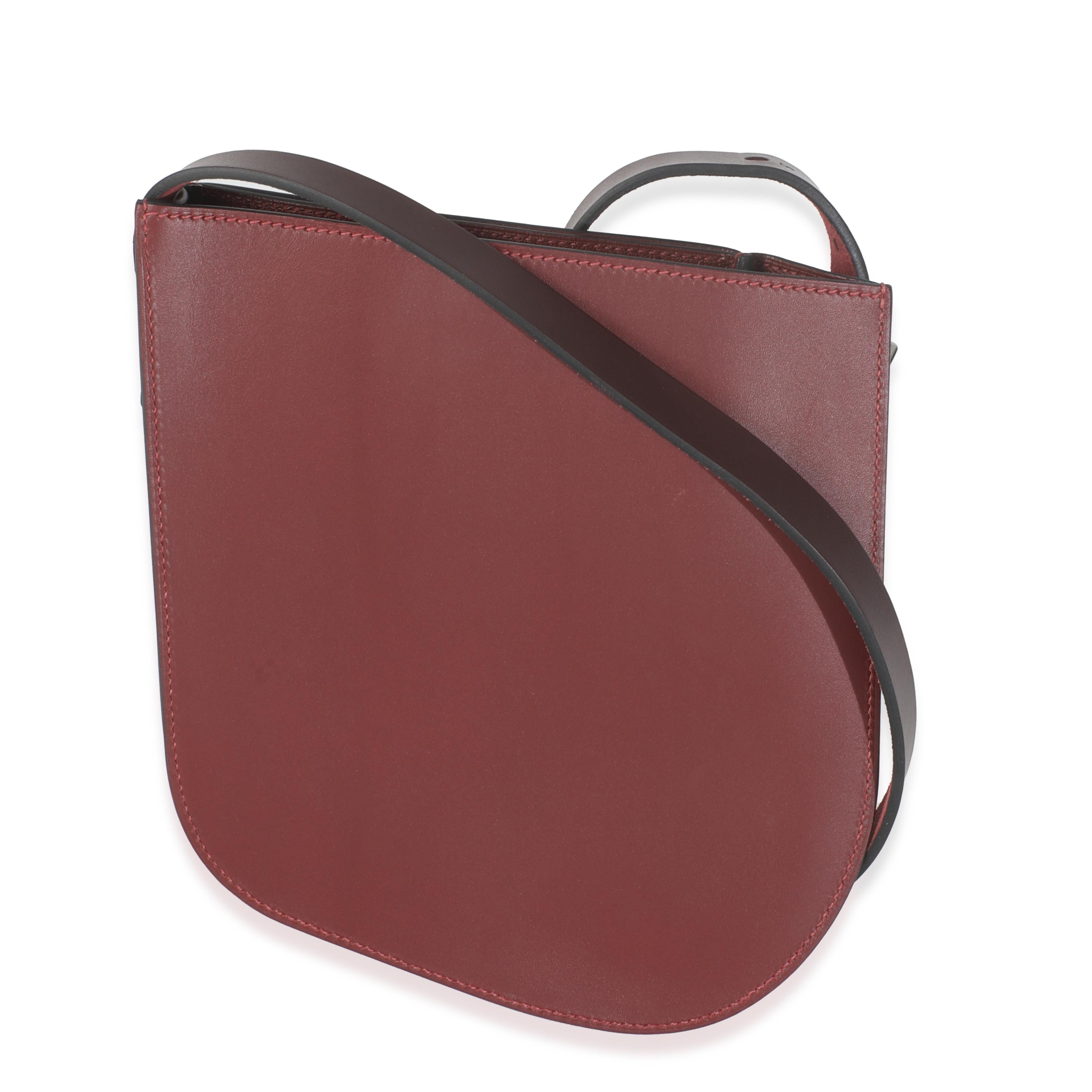 Título del listado: Hermès Rouge H Tadelakt Togo Swift Perspective Cavaliere 21 PHW
SKU: Z145341
Estado: Seminuevo 
Estado del bolso: Excelente
Comentarios sobre el estado: El artículo está en excelentes condiciones y muestra ligeros signos de