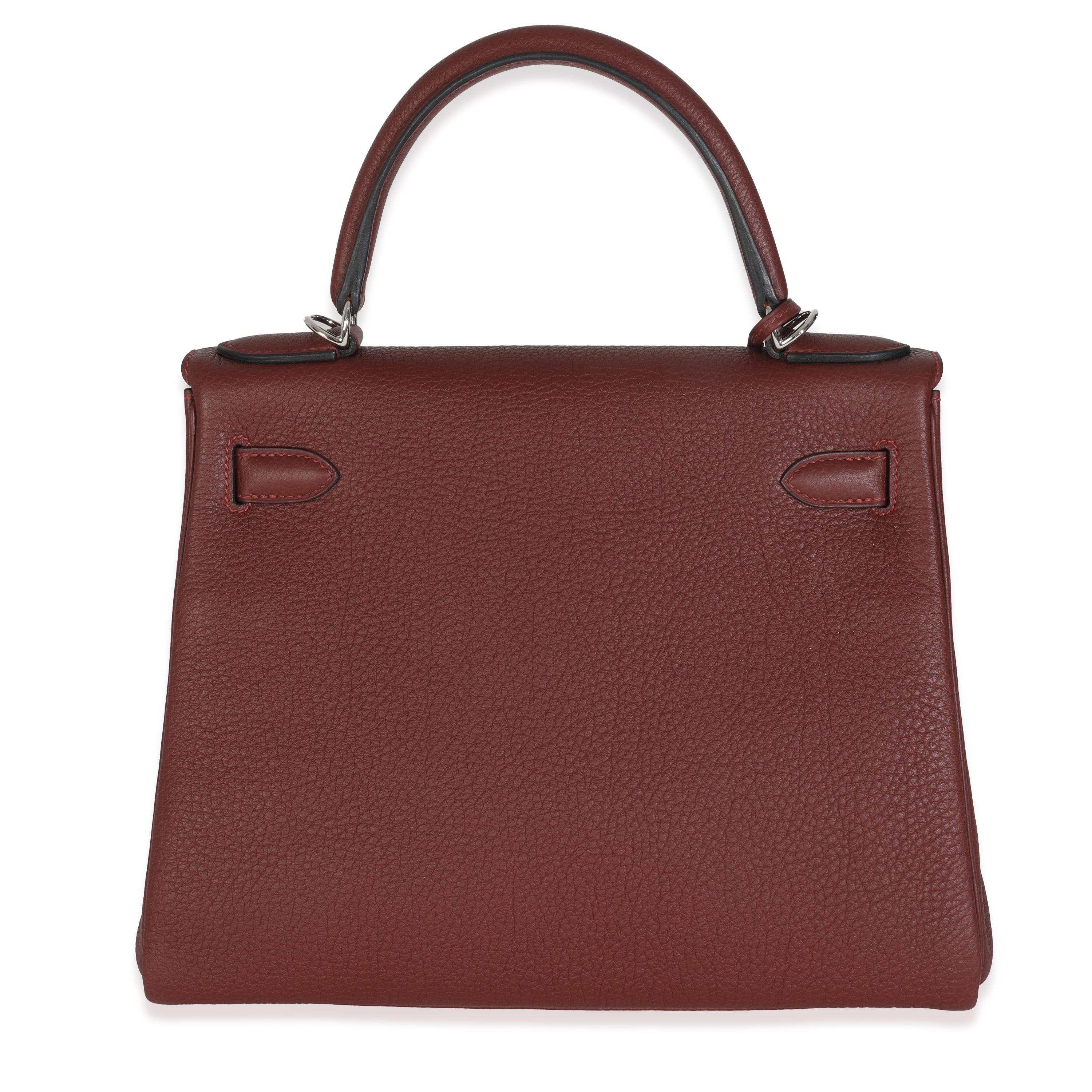 Titolo: Hermès Rouge H Togo Retourne Kelly 28 PHW
SKU: M147743
Condizioni: Usato 
Condit Description: Rinominata ufficialmente nel 1977, la tote bag Kelly di Hermès si chiamava originariamente Sac à Dépêches (che si traduce come 
