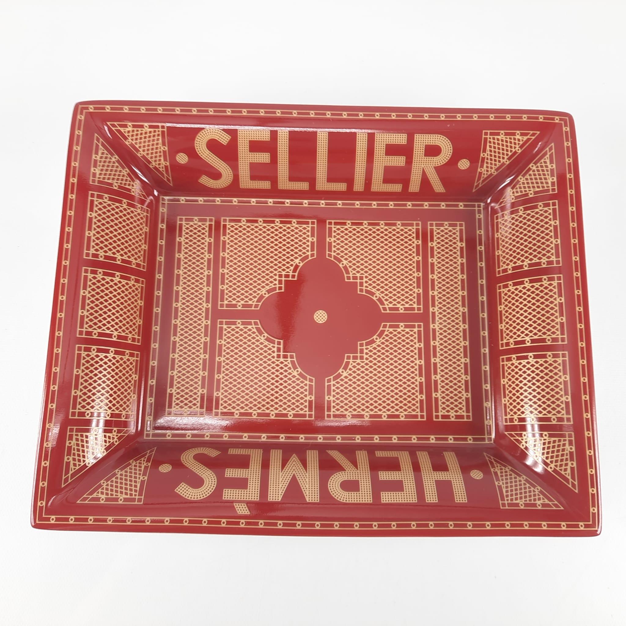 Plateau à monnaie Hermès Rouge & Or porcelaine Sellier  en vente 1