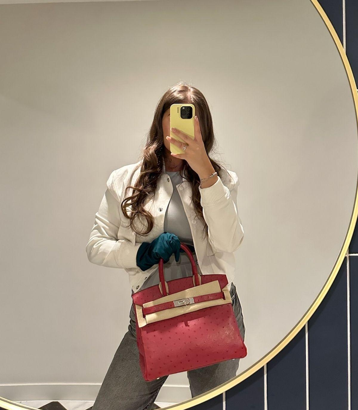 Hermès Rouge Birkin in pelle di struzzo 30cm Retourne

Dettagli del prodotto
Xupes Ref: MML011
Marchio: Hermès
Modello: Birkin 30cm
Tipo: Tote
Numero di serie: A
Età: 2017
Accompagnato da: sacchetto antipolvere Hermès, feltro protettivo, lucchetto,