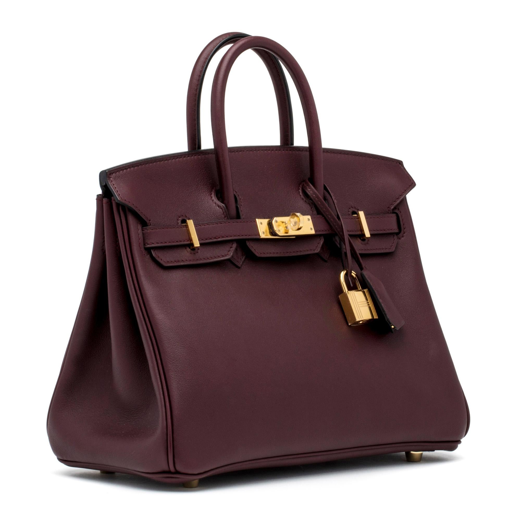 La borsa Birkin di Hermés incarna la quintessenza dello stile e del lusso grazie al suo design impeccabile, alla lavorazione artigianale e al suo significato. Detto questo, è il pezzo più iconico e desiderato della collezione di borse Hermés.