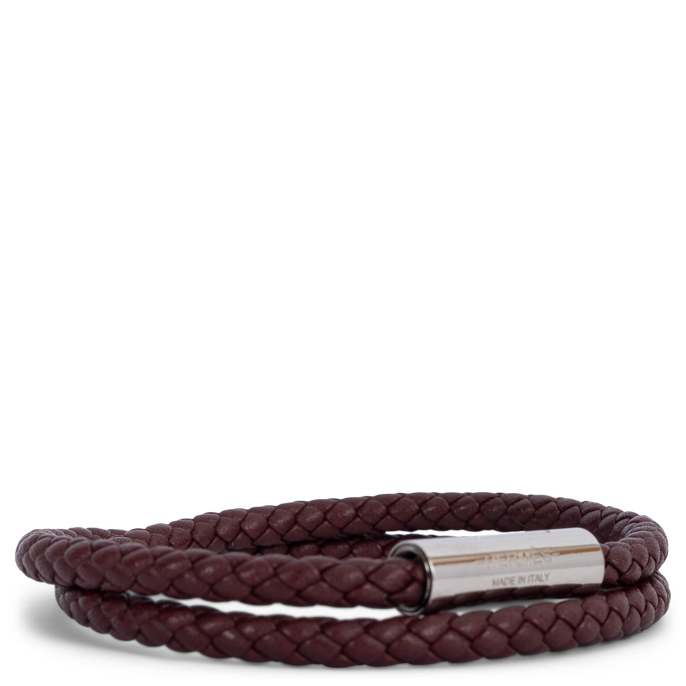 Bracelet Hermès Goliath Double Tour 100% authentique en cuir Veau Swift tressé Rouge Sellier (bordeaux) avec fermeture en palladium. A été porté et est en excellent état. Livré avec boîte.

Mesures
Largeur	0.5cm (0.2in)
Longueur	37cm