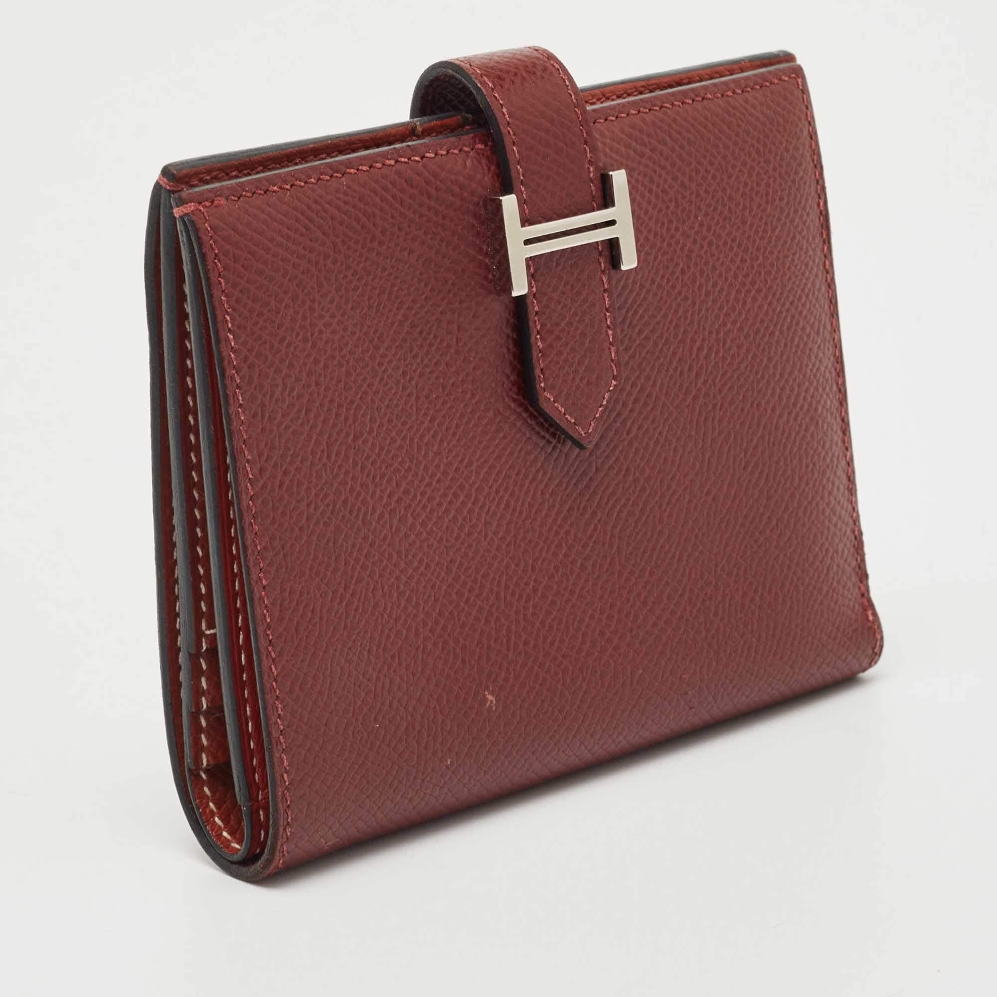 This stylish wallet has been crafted from fine materials. It has ample slots that can easily hold your cards.

