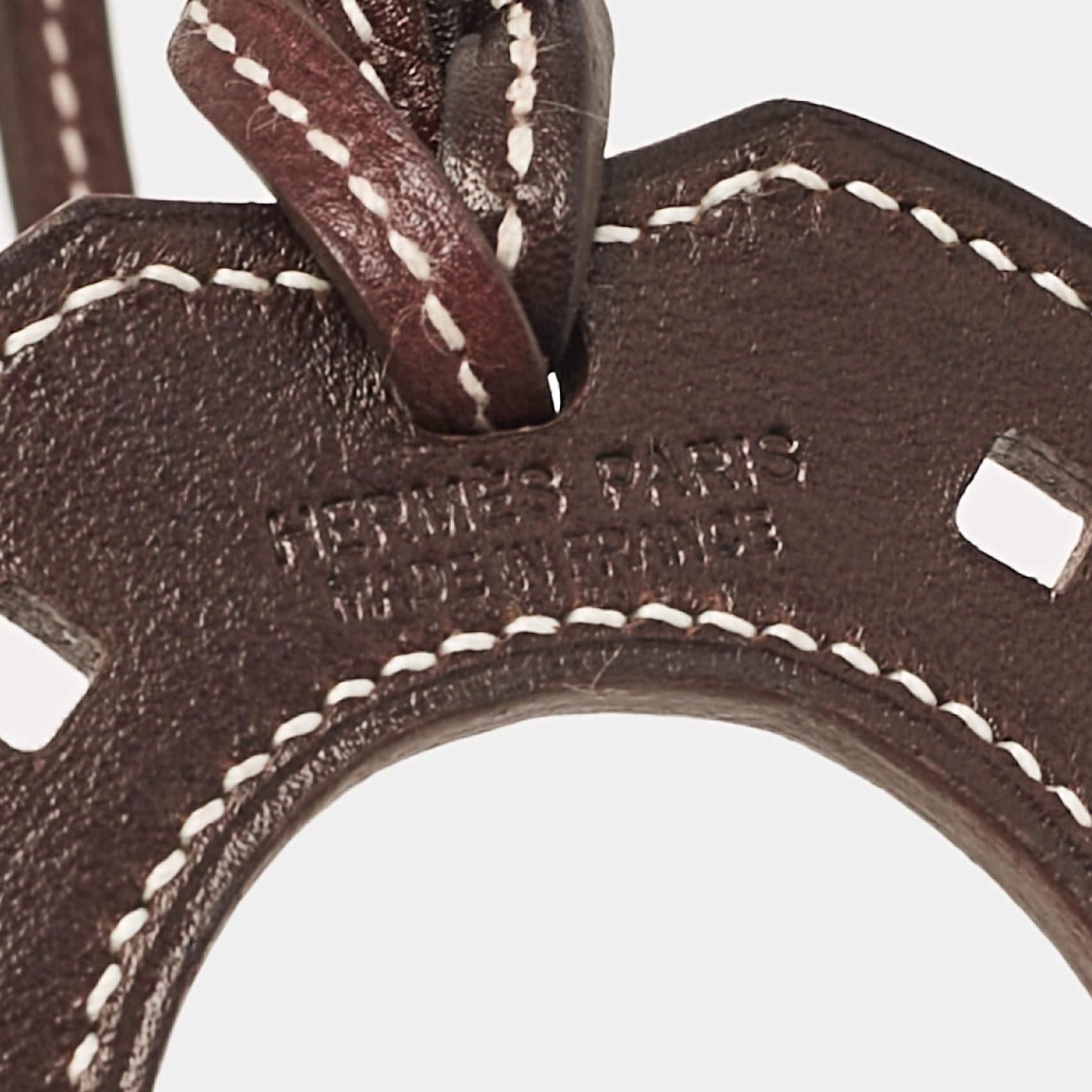 Paying homage to its equestrian heritage  this Paddock Fer a Cheval bag charm from HermÃ¨s is a classy accessory to own. It is crafted using Evercolor leather and hangs from a strap. Needless to say  this Hermes bag charm will add a signature touch