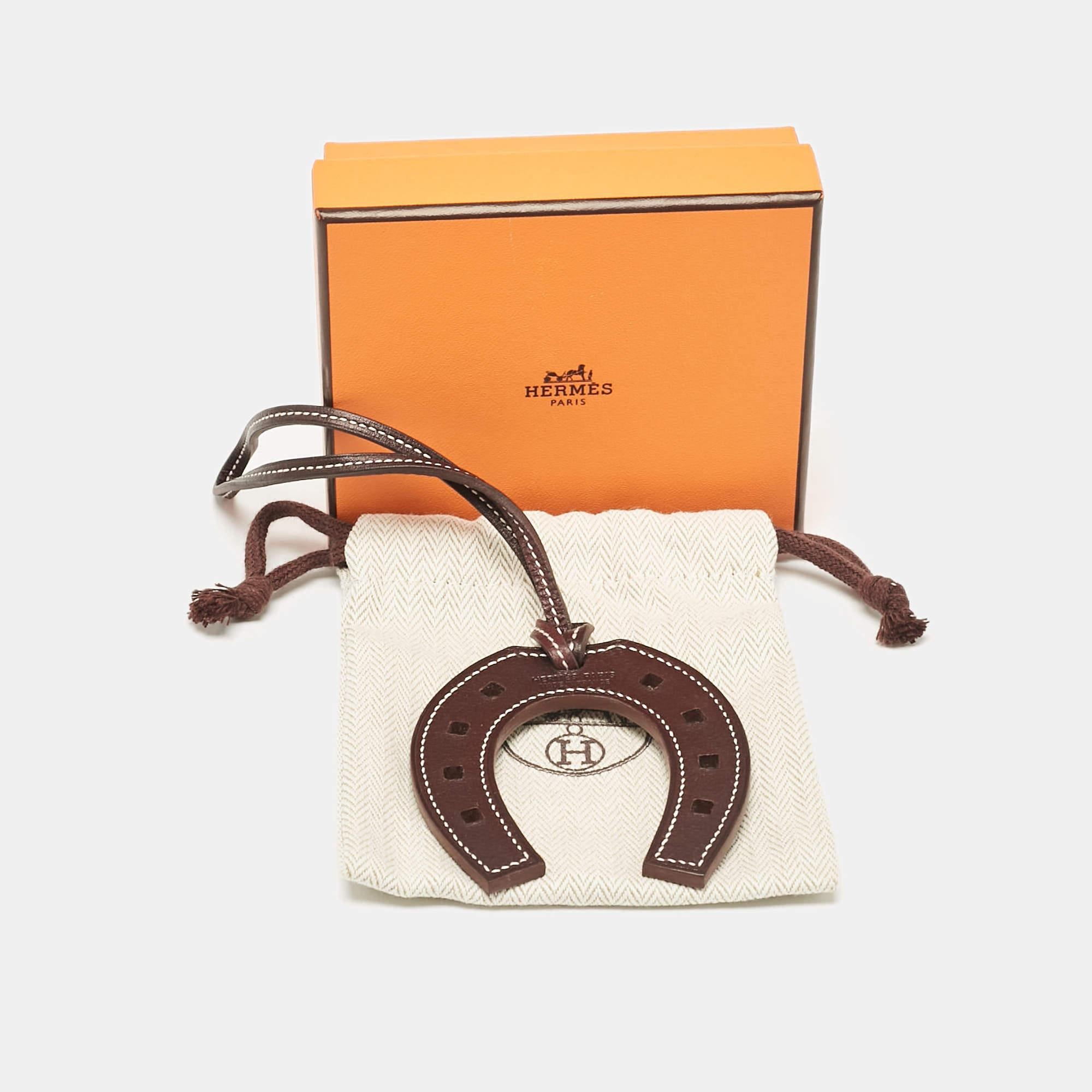 Hermes Rouge Sellier/Marron Fonce Leather Paddock Fer a Cheval Bag Charm In Excellent Condition In Dubai, Al Qouz 2