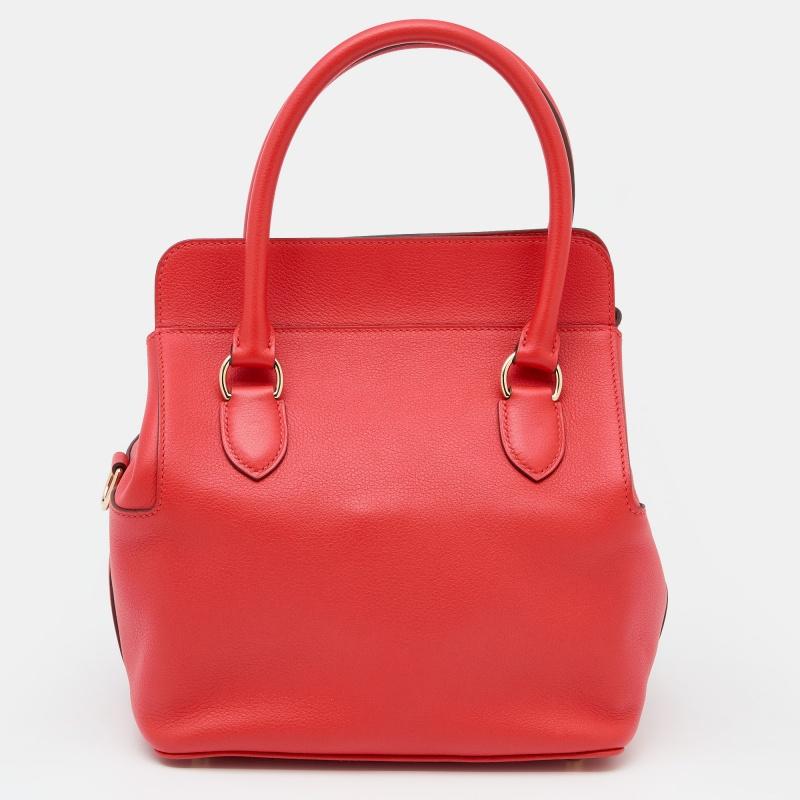 The Hermes Toolbox was first launched as part of their 2010 Fall/Winter collection and it is recognized worldwide for its structured design resembling a toolbox. A result of excellent craftsmanship, the Toolbox sweetly embodies elegance with a