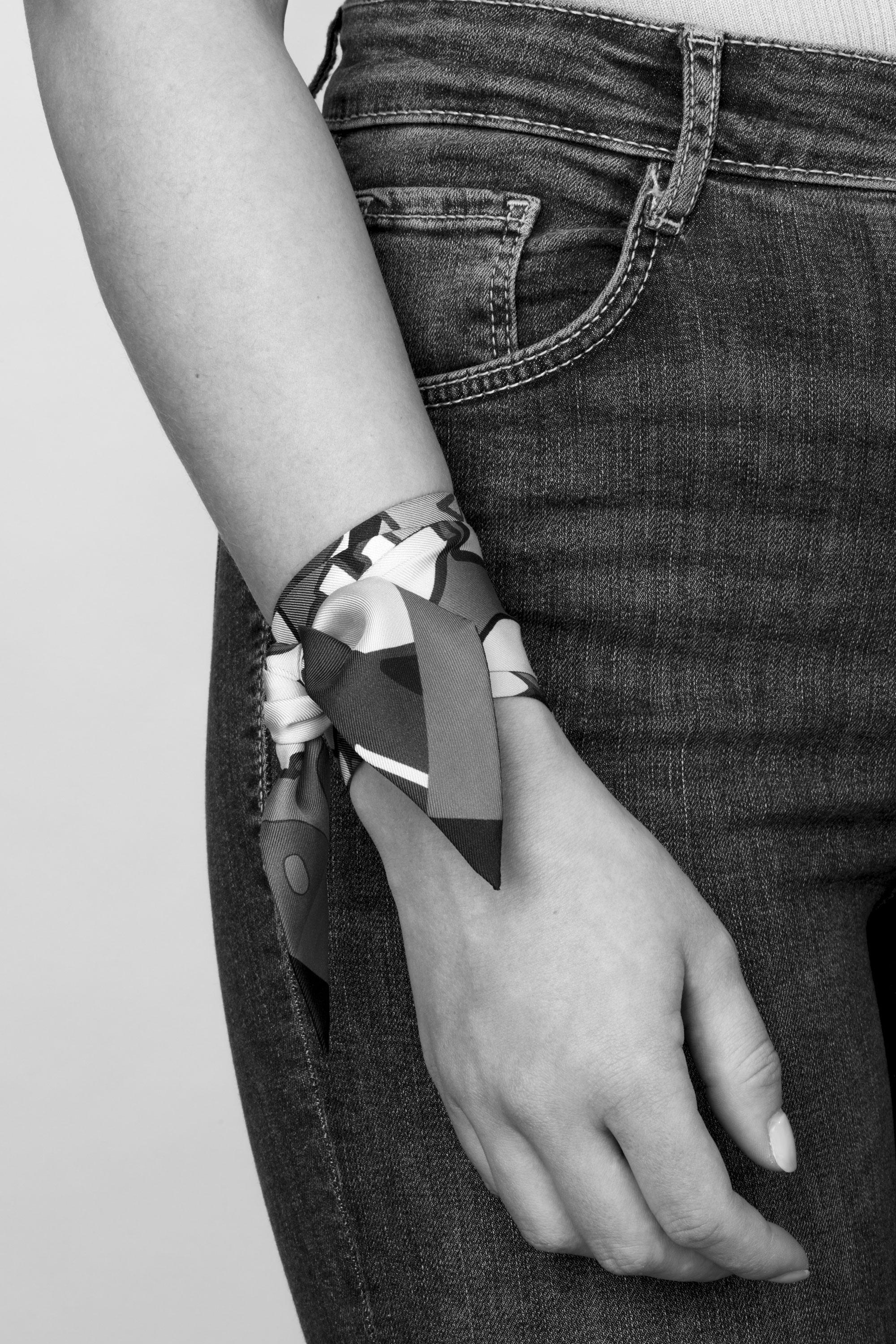 Women's Hermès ROUGE & VERT LA MAISON DES CARRÉS SILK TWILLY