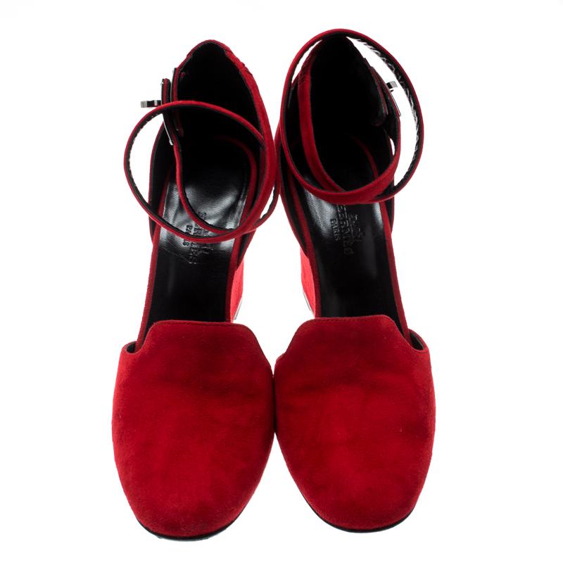 Simple and classic never go out of style, especially when added the contemporary touch with the wedge heels. These Hermes Lively sandals come crafted with suede featuring round toes, the signature Kelly lock on the ankle straps, leather lining and