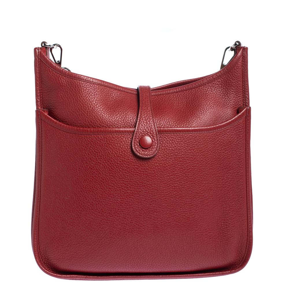 Hermes is a brand that delivers designs with art and creativity and this Evelyne is just another proof. Finely crafted from leather in a ravishing red shade, and featuring an adjustable shoulder strap, this piece is a classic. The bag is spacious