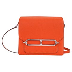 Hermès - Mini sac « Roulis » Evercolor orange à plumes, convertible de l'épaule au corps
