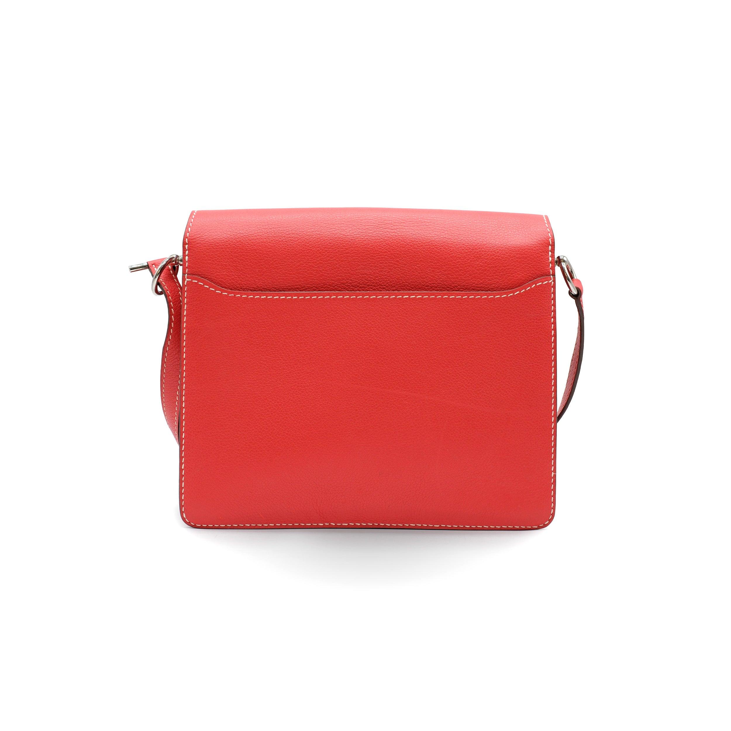 The Hermès Roulis Shoulder Bag seamlessly blends retro-inspired design with futuristic elements, creating a timeless, yet innovative look. Launched in the 2011 Spring/Summer collection, it features a simple metal clasp, a nod to Hermès’ iconic