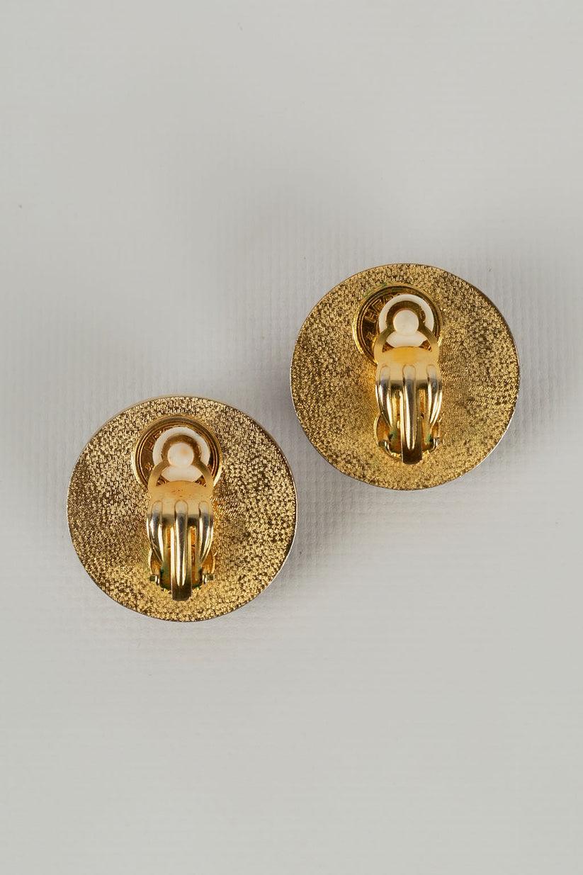 Hermès Runde Clip-Ohrringe aus goldenem Metall und braunem Leder im Zustand „Gut“ im Angebot in SAINT-OUEN-SUR-SEINE, FR
