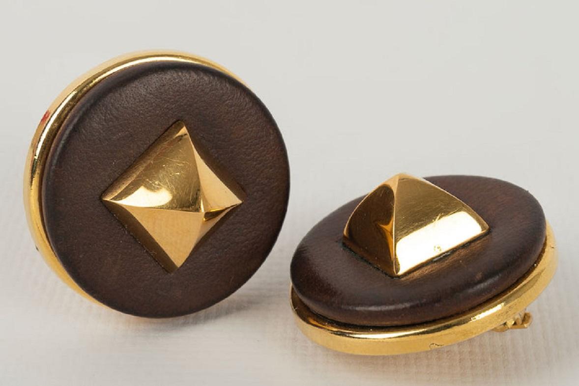 Women's Hermès Round Clip Earrings in Gold Metal and Brown Leather For Sale