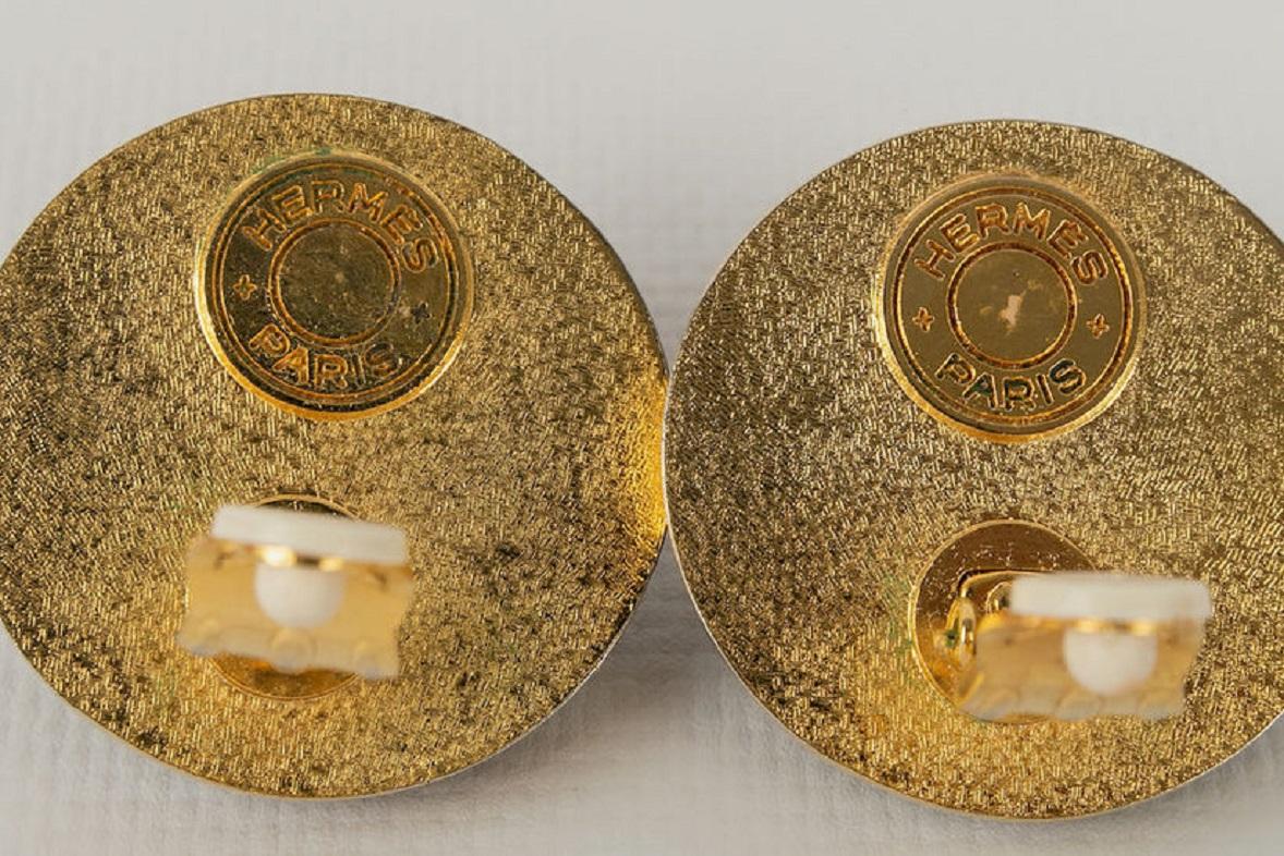 Hermès Round Clip Earrings in Gold Metal and Brown Leather For Sale 2