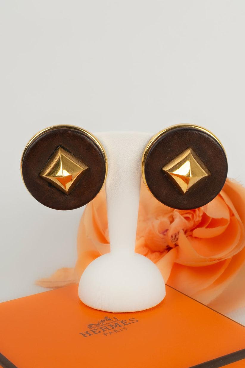 Hermès Round Clip Earrings in Gold Metal and Brown Leather For Sale 3