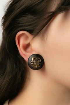 Boucles d'oreilles rondes Hermès "Sellier" en métal&wood doré foncé