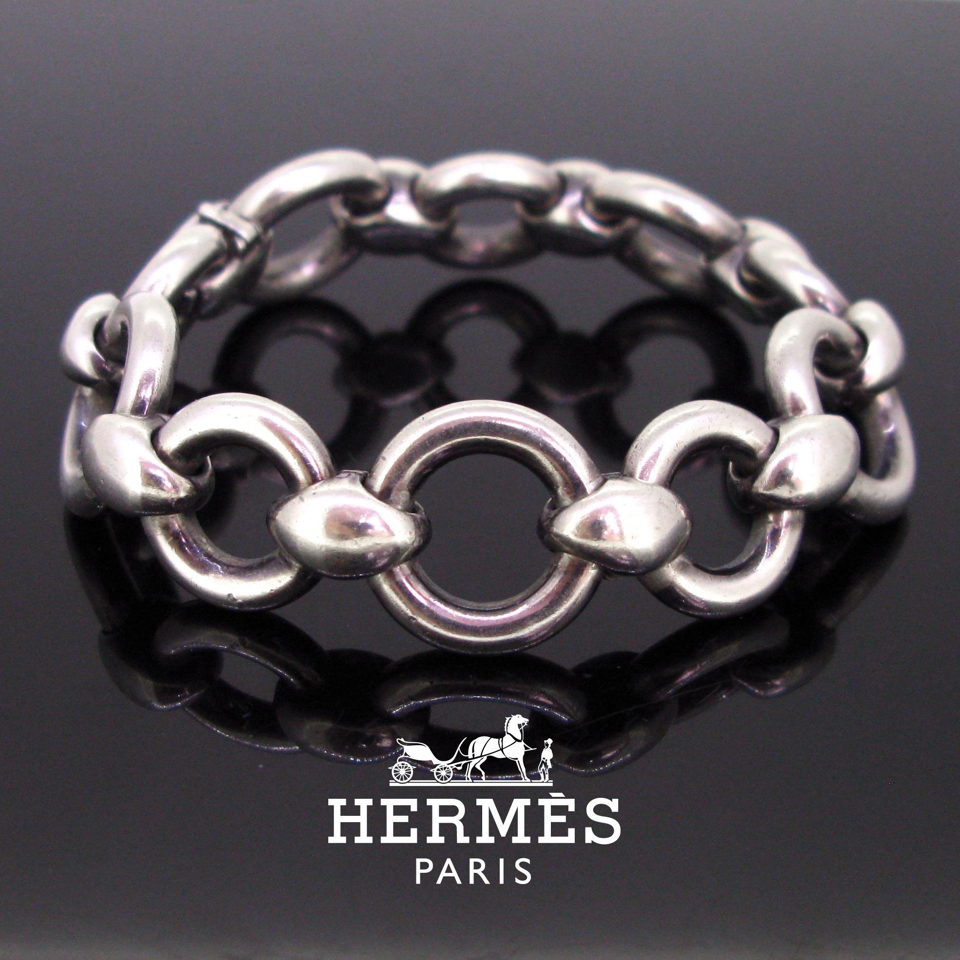 This vintage bracelet is from the French company : Hermès. It is fully made in solid silver. It comprises 10 round links The clasp is signed Hermès and it is controlled with the Minerva for silver. The bracelet is 18cm long and weighs 60.3gr. It is