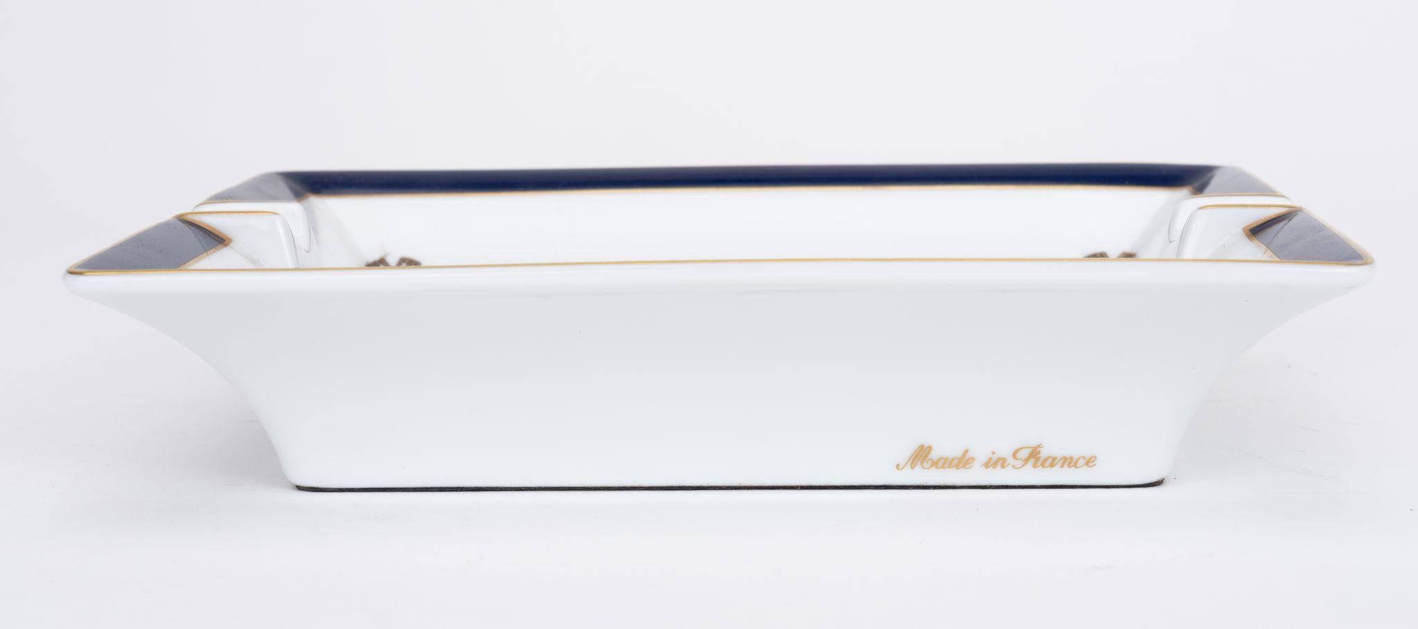 Hermès Rubans Blauer Porzellan-Aschenbecher im Zustand „Hervorragend“ im Angebot in West Hollywood, CA