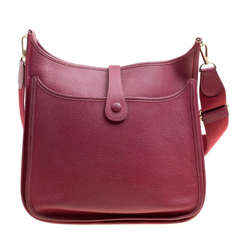 Hermes is a brand that delivers class with a range of creative offerings. Crafted from leather and featuring an adjustable shoulder strap, this Evelyne III GM in a catchy ruby shade is a timeless collectible. The bag carries a large perforated 'H'