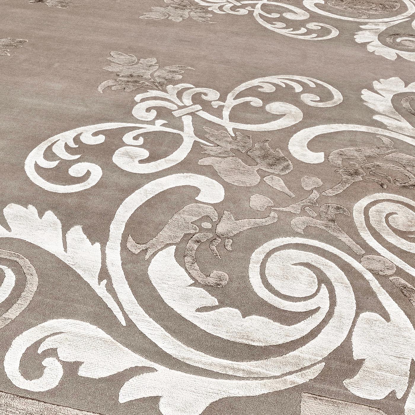 La splendeur des palais antiques et nobles a inspiré le design de style baroque de ce tapis, habilement réalisé à la main par des maîtres tisserands népalais qui mélangent un pourcentage égal de soie fine et de laine de l'Himalaya. Avec une base de