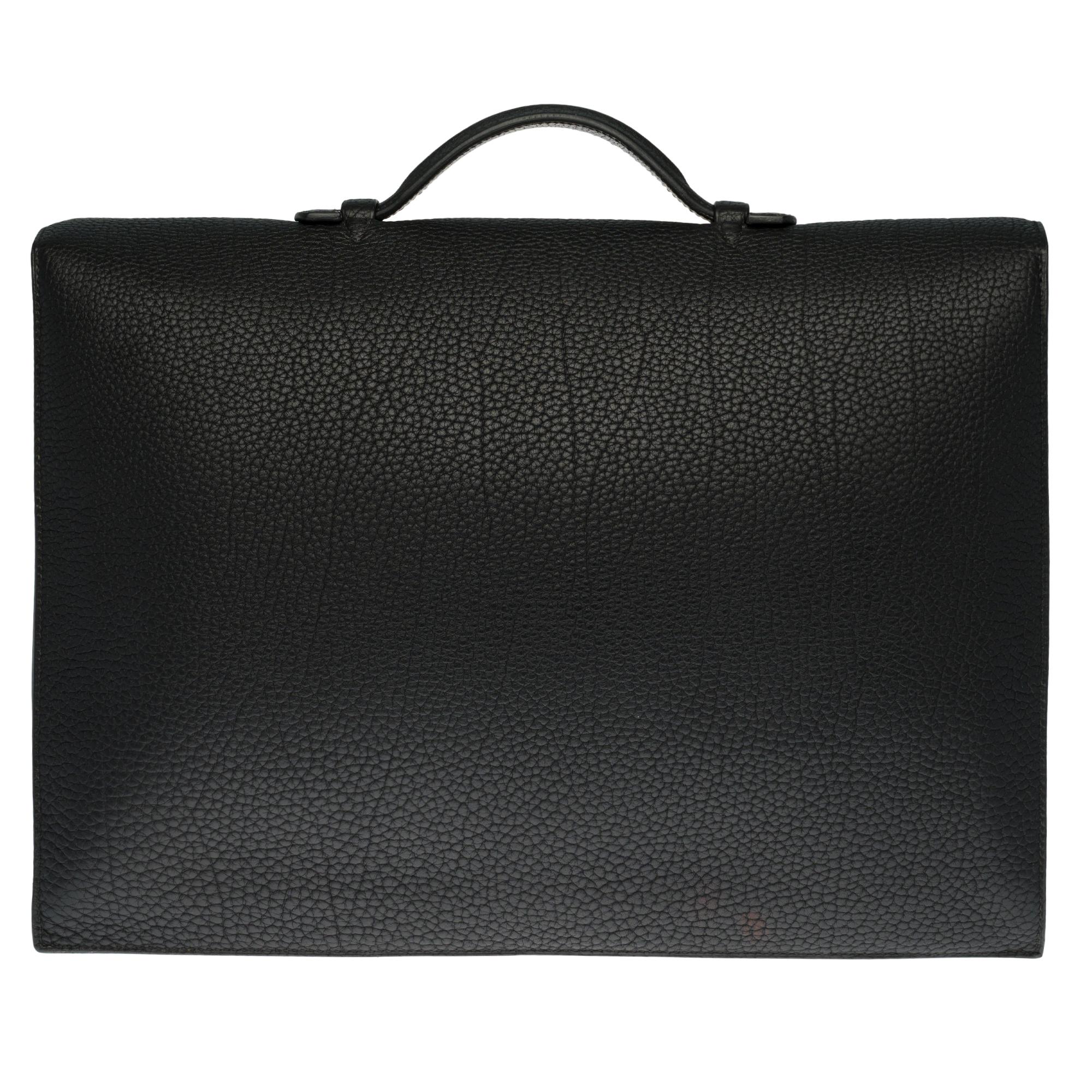 Very chic Hermès Briefcase Bag in black Fjord leather, gold-tone metal trim, simple black leather handle for a handheld.

Fastening by flip latch on flap.
Lining in black leather, 3 compartments and 2 bellows.
Signature: 