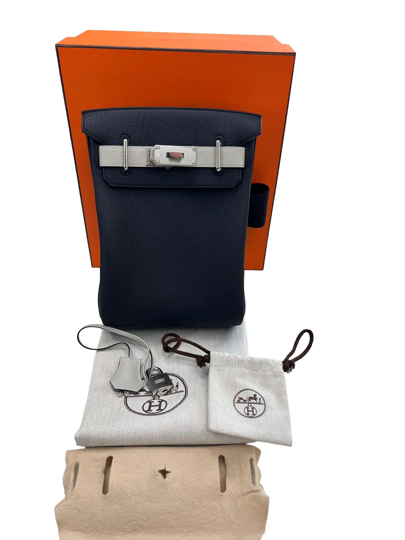 Hermes HAC A DOS PM backpack for men in Black Togo calfskin. The bag has an adjustable shoulder strap. Palladium-plated hardware. Large interior compartment with an interior pocket on the back. Palladium-plated hardware. It can also be worn