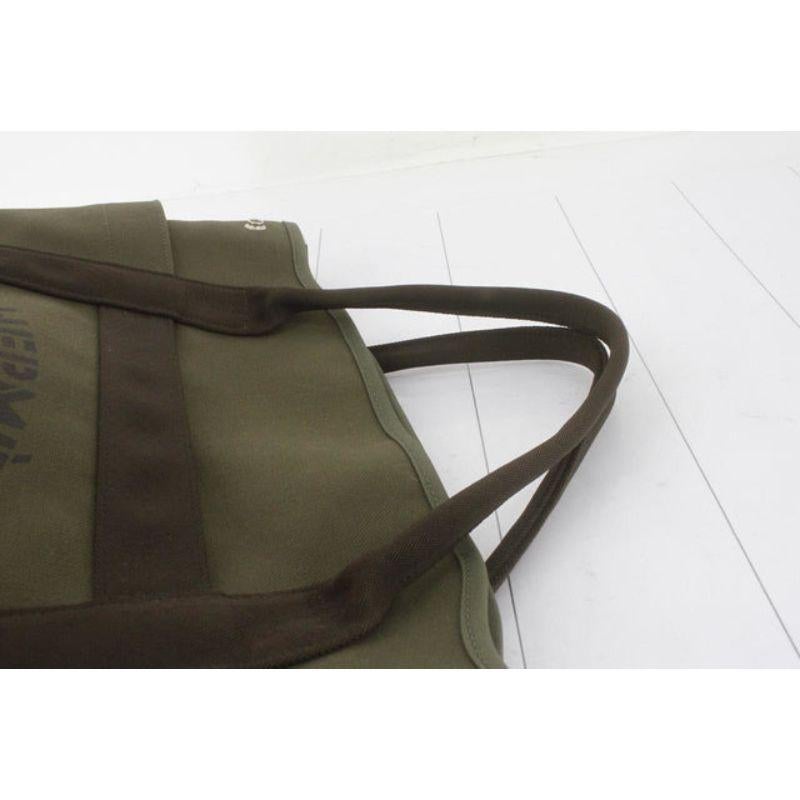 Hermes Sac De Pansage Groom Tote Bag aus khakifarbenem Canvas mit Feu-Interieur und Palladium-Hardware. auf der Vorderseite ist 