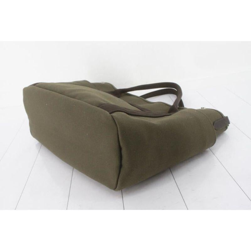 Die Sac De Pansage Groom Tragetasche von Hermes besteht aus khakifarbenem Segeltuch mit Feu-Innenausstattung (Schwarz) im Angebot