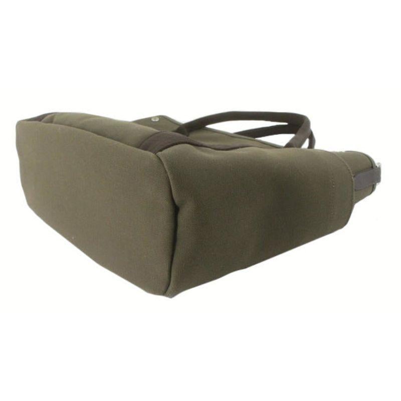Die Sac De Pansage Groom Tragetasche von Hermes besteht aus khakifarbenem Segeltuch mit Feu-Innenausstattung im Zustand „Relativ gut“ im Angebot in Irvine, CA