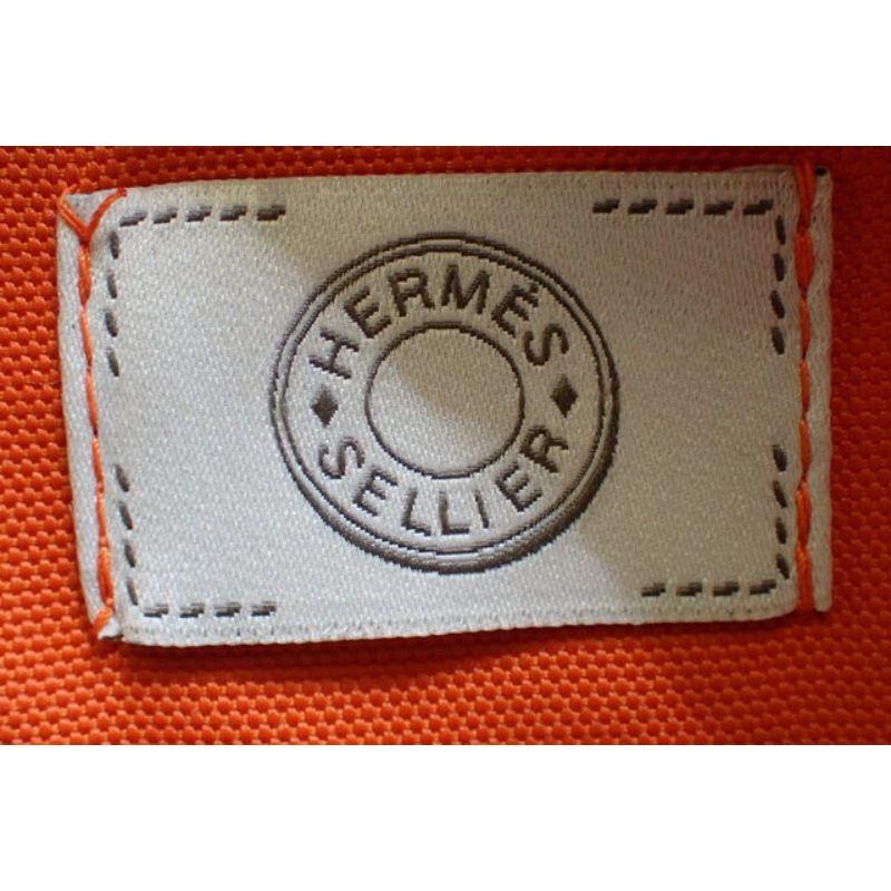 Die Sac De Pansage Groom Tragetasche von Hermes besteht aus khakifarbenem Segeltuch mit Feu-Innenausstattung im Angebot 1