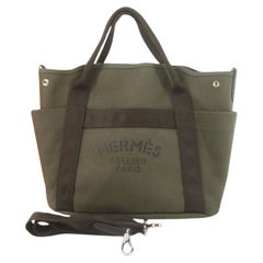 Die Sac De Pansage Groom Tragetasche von Hermes besteht aus khakifarbenem Segeltuch mit Feu-Innenausstattung