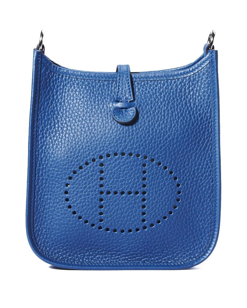 Borsa firmata Hermès, modello Evelyne nella misura 16, realizzata in pelle clemence nella colorazione blue tie con hardware argento. Dotata di una fascia con chiusura a clip, internamente rivestita in tessuto scamosciato tono su tono, la borsa è