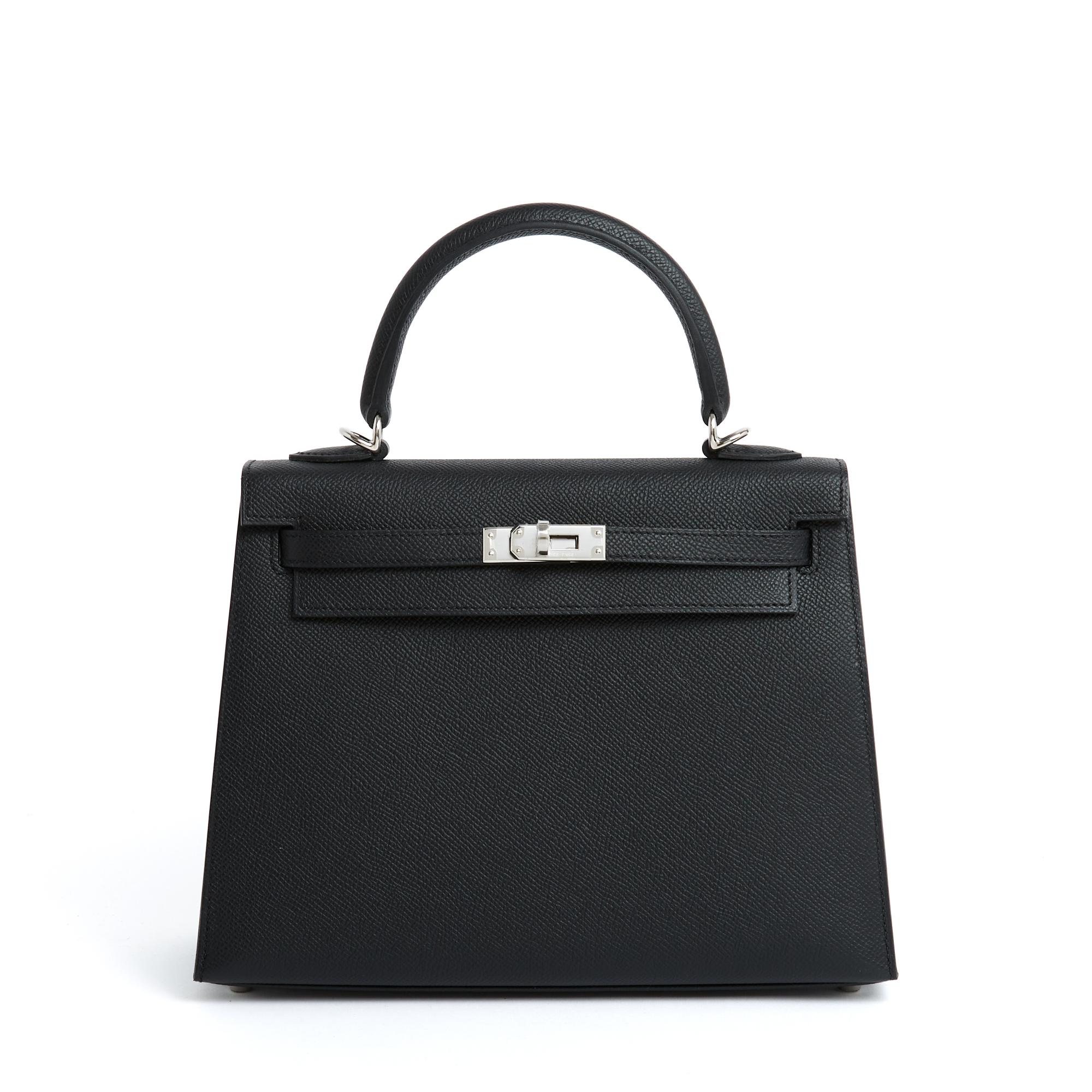 Hermès Kelly II Sellier bag, 25 cm in slightly grained black Epsom leather and silver metal (palladium), interior in matching leather with 1 patch pocket and 1 zipped pocket, shoulder strap, key, padlock, zipper and bell, rain cover, dustbag,