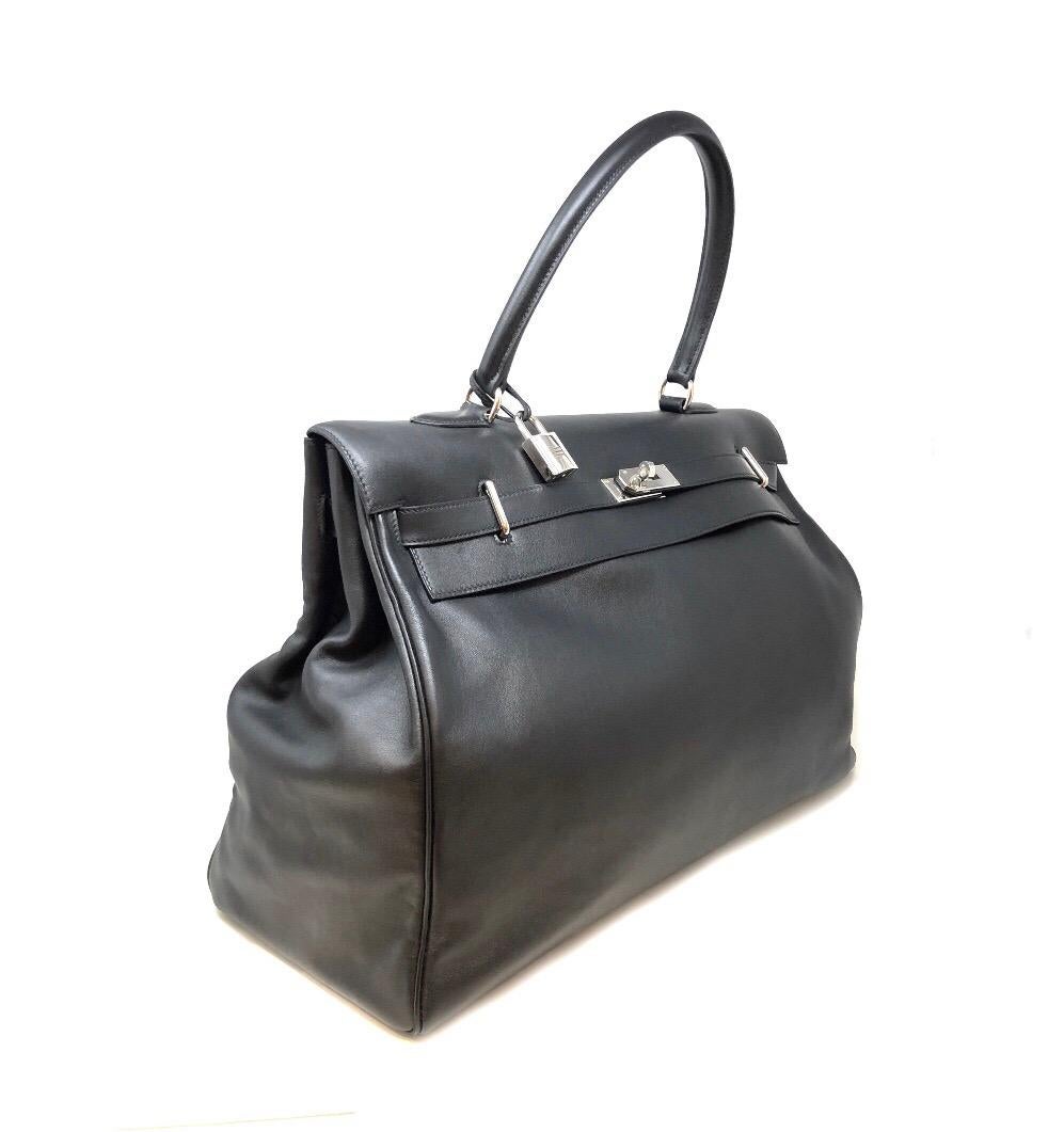 Sac Kelly Relax size 50
In Veau swift black
Hdw Silver
Year of production 2009 stamp M
Excellent condition complete with padlock clochette and keys